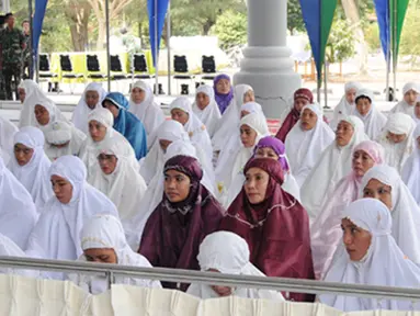 Citizen6, Surabaya: Peserta sholat taubat dan sholat istiqosah dari Kowal dan PNS Wanita, dalam rangka menyambut Ramadhan di Masjid Ibadurrahman Kesatrian Bumimoro Kobangdikal, Surabaya, Rabu, (18/7). (Pengirim: Penkobangdikal).