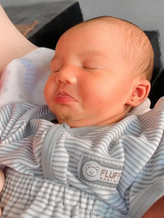 Melalui akun Instagram pribadinya, Ricky Komo dan Brina Bafagih kerap mengunggah potret dari Baby Summer. (Foto: instagram.com/brinashabyna)