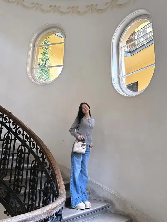 Tas cantik rancangan Jonathan Anderson itu lengkapi busana casual yang nyaman [@sooyaaa__]