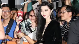 Fan Bingbing menyapa pengemarnya saat menghadiri premier film "I Am Not Madame Bovary" selama Festival Film Internasional Toronto, Kanada, (8/9). Artis kelahiran 16 September 1981 ini jadi pusat perhatian di festival tersebut. (REUTERS/Fred Thornhill)