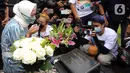 Mantan Anggota DPR Angelina Sondakh (kiri) berdoa saat ziarah makam di TPU Jeruk Purut, Jakarta Selatan, Kamis (3/3/2022). Kedatangan Angelina Sondakh bersama Aaliyah Massaid dan Keanu Jabbar Massaid untuk berziarah ke makam Adjie Massaid dan bapak dari Adjie Massaid. (Liputan6.com/Herman Zakharia)