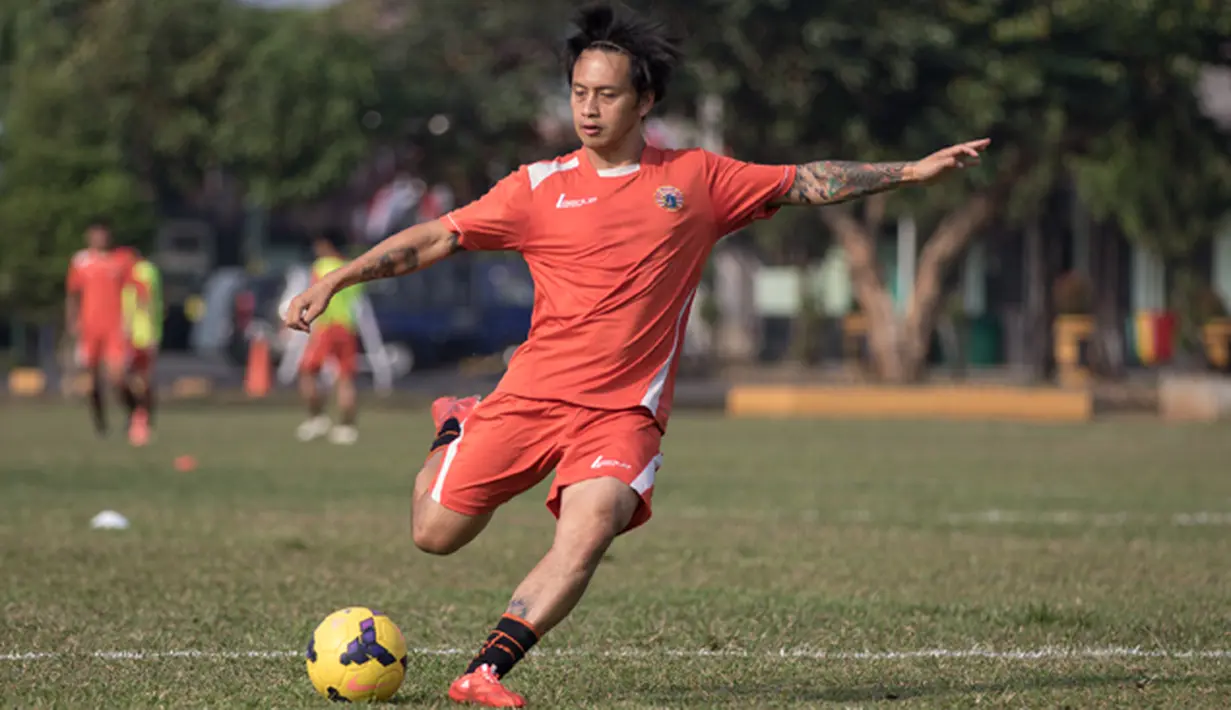 Pemain Persija, Mahadirga Lasut menendang bola saat berlatih jelang Piala Presiden 2015 di Lapangan Yon Zikon 14, Jakarta (21/8/2015). Dirga juga sempat absen mengikuti latihan perdana. (Bola.com/Vitalis Yogi Trisna)