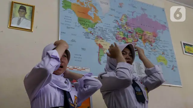 Puluhan Pelajar SMPN 50 Jakarta Ikuti Simulasi Mitigasi Bencana Gempa Bumi
