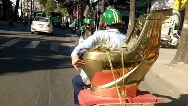 Bikin Khawatir, 8 Potret Driver Ojek Online Lagi Bawa Perabot Rumah Tangga