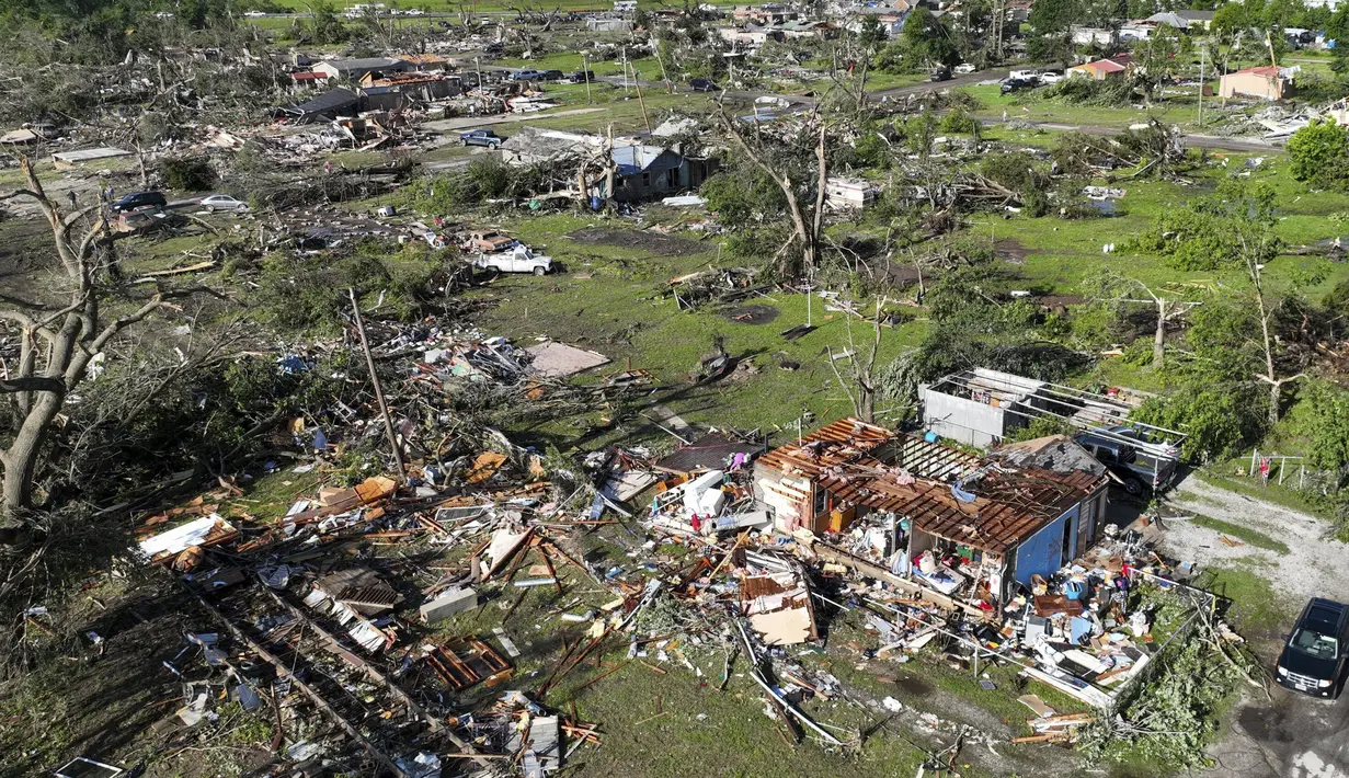 Puing-puing dan kerusakan akibat badai dahsyat digambarkan di Barnsdall, Oklahoma, Selasa (7/5/2024). (Mike Simons/Tulsa World via AP)