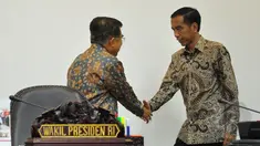 Wapres Jusuf Kalla menyambut Presiden Joko Widodo saat tiba di kantor Presiden, Komplek Istana Kepresidenan, Jakarta, Kamis (12/3/2015). Jokowi beserta Menteri terkait akan mengadakan rapat terbatas (Liputan6.com/Faizal Fanani)