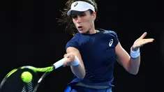 Petenis putri asal Inggris, Johanna Konta mengembalikan bola saat melawan petenis Kroasia Ajla Tomljanovic dalam turnamen tenis Brisbane International di Brisbane (2/1). (AFP Photo/Saeed Khan)
