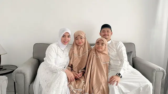 Potret Angga Wijaya Rayakan Idul Adha Perdana dengan Istri Baru, Curi Perhatian