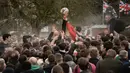 Sejumlah pria berebut bola saat perayaan The Royal Shrovetide Football Match, Inggris, Selasa (28/2). Tradisi ini adalah sebuah pesta rakyat menyambut datangnya Hari Raya Paskah. (AFP Photo/ Oli SCARFF)