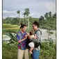 Indah Permatasari dan Arie Kriting banjir pujian warganet karena pola asuh untuk anak pertamanya. Sumber: IG @indahpermatas @arie_kriting