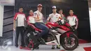 Pebalap Honda, Marc Marquez menunggangi motor saat acara peluncuran All New Honda CBR150R di Sentul, Jabar, Minggu (14/2/2016). All New Honda CBR150R hadir dengan mesin dan desain baru dibandingkan dengan generasi sebelumnya. (Liputan6.com/Angga Yuniar)