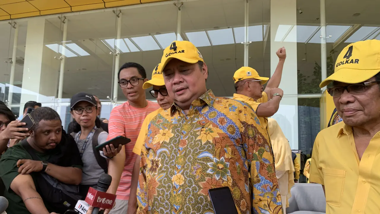 Menko Perekonomian Airlangga Hartarto menyatakan, dirinya telah menerima undangan dari Mahkamah Konstitusi (MK) untuk hadir sebagai saksi dalam sidang perselisihan hasil pemilihan umum (PHPU) atau sidang sengketa Pilpres 2024.