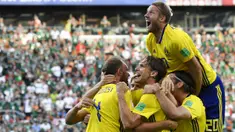 Para pemain Swedia merayakan gol Andreas Granqvist saat melawan Meksiko pada laga grup F Piala Dunia 2018 di Yekaterinburg Arena, Yekaterinburg, Rusia, (27/6/2018).  Swedia menang telak 3-0 atas Meksiko. (AP/Martin Meissner)