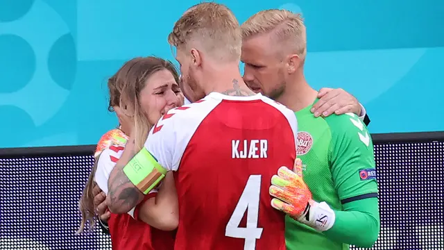 Foto Piala Eropa: Momen Mengharukan Simon Kjaer Menenangkan Istri Christian Eriksen Setelah Suaminya Sempat Kolaps di Laga Euro 2020