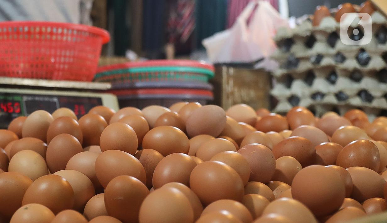 Telur yang dijual terlihat di Pasar Cibubur, Jakarta, Kamis (16/6/2022). Berdasarkan pantauan di Pusat Informasi Harga Pangan Strategis Nasional (PIHPS), terpantau ada beberapa kebutuhan pokok yang harganya naik. (Liputan6.com/Herman Zakharia)