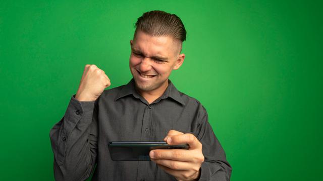 Ilustrasi bermain gim Mobile Legends