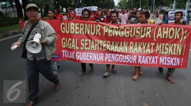 Massa Serikat Perjuangan Rakyat Indonesia (SPRI) membentangkan spanduk saat menggelar unjuk rasa di Balai Kota DKI Jakarta, Kamis (3/11). Mereka menolak penggusuran terhadap rakyat miskin dan menuntut penurunan harga sembako. (Liputan6.com/Faizal Fanani)