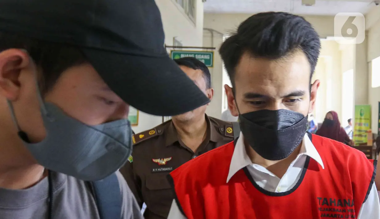 Terdakwa kasus pelanggaran UU ITE Adam Deni berjalan saat sidang di Pengadilan Negeri Jakarta Utara, Selasa (7/6/2022). Adam Deni menjalani sidang lanjutan atas dugaan pelanggaran UU ITE yang beragendakan pembacaan nota pembelaan atau pledoi atas tuntutan 8 tahun penjara dari Jaksa Penuntut Umum (JPU). (Liputan6.com/Herman Zakharia)