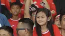 Suporter cilik tersenyum saat menyaksikan secara langsung pertandingan Timnas Indonesia vs Jepang pada laga Grup C putaran ketiga Kualifikasi Piala Dunia 2026 Zona Asia di Stadion Utama Gelora Bung Karno, Jakarta, Jumat (15/11/2024). (Bola.com.M Iqbal Ichsan)