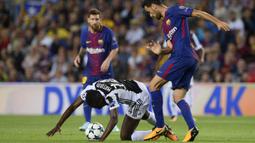 Gelandang Juventus, Blaise Matuidi, dijatuhkan gelandang Barcelona, Sergio Busquets, pada laga Liga Champions di Stadion Camp Nou, Katalonia, Selasa (12/9/2012). Barcelona menang 3-0 atas Juventus. (AFP/Josep Lago)