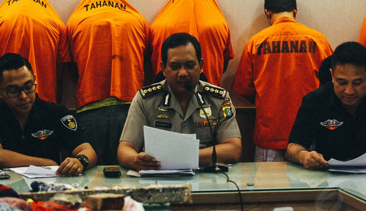 Kabid Humas Polda Metro Kombes Pol Rikwanto (tengah) memberikan keterangan dalam gelar perkara hasil tangkapan kasus pencurian dan kasus pengeroyokan yang menyebabkan orang meninggal di Polda Metro Jaya, Jakarta, (11/11/2014). (Liputan6.com/Faizal Fanani)