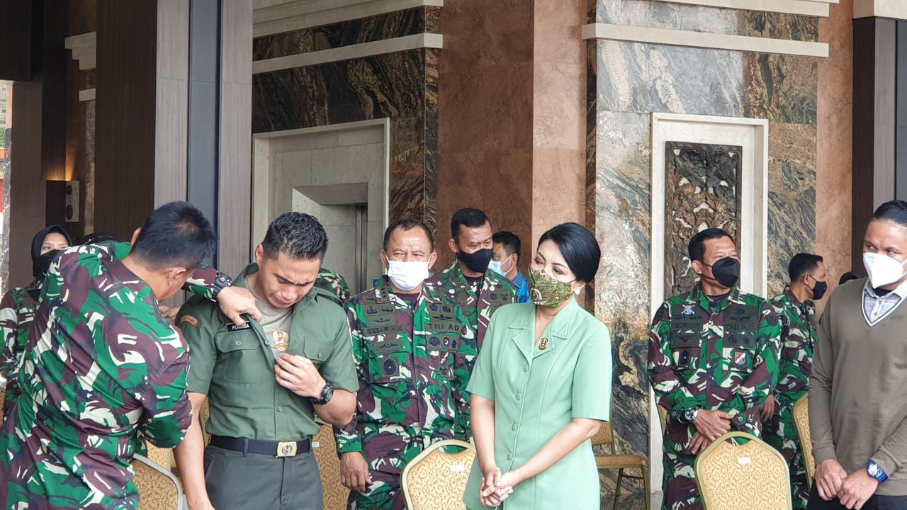 KSAD Jenderal TNI Andika Perkasa kemudian menyematkan tag nama baru untuk Serda Aprilia Santini Manganang.