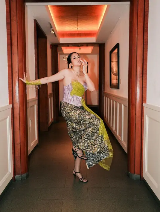 Bustier ini dipadukan dengan kain batik satin yang tak kalah mencolok [@sithamarino]