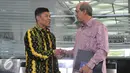 Ketua PPATK M Yusuf bersalaman dengan Multilateral Kemenlu Hasan Kleib usai memberi keterangan terkait penghapusan Indonesia dari status Grey Area oleh FATF di Kantor PPATK Jakarta, Jumat (26/6/2015). (Liputan6.com/Herman Zakharia)