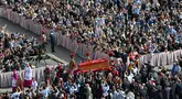 Prosesi pemindahan jenazah mendiang Paus Fransiskus dari kapel Santa Marta ke Basilika Santo Petrus di Vatikan pada 23 April 2025. (Alberto PIZZOLI/AFP)