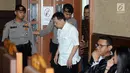 Tersangka korupsi e-KTP, Setya Novanto memasuki ruang sidang Pengadilan Tipikor, Jakarta, Rabu (13/12). Saat sidang baru mulai, Ketua Majelis Hakim Yanto, menanyakan kesiapan Setya Novanto. (Liputan6.com/Helmi Fithriansyah)