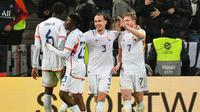 Gelandang Belgia Kevin De Bruyne (kanan) merayakan gol bersama rekan setimnya dalam pertandingan persahabatan melawan Jerman di&nbsp;Stadion RheinEnergie, Koln, Rabu (29/3/2023) dini hari WIB.&nbsp;Belgia menang 3-2. (UWE KRAFT / AFP)