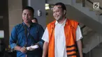 Mantan anggota DPRD Sumatera Utara Restu Kurniawan Sarumaha (kanan) usai menjalani pemeriksaan lanjutan di Gedung KPK, Jakarta, Jumat (7/12). Restu diperiksa sebagai tersangka. (Merdeka.com/Dwi Narwoko)