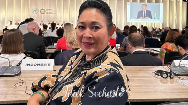 Model Gelang Hijau Titiek Soeharto (Foto: Instagram @titieksoeharto)