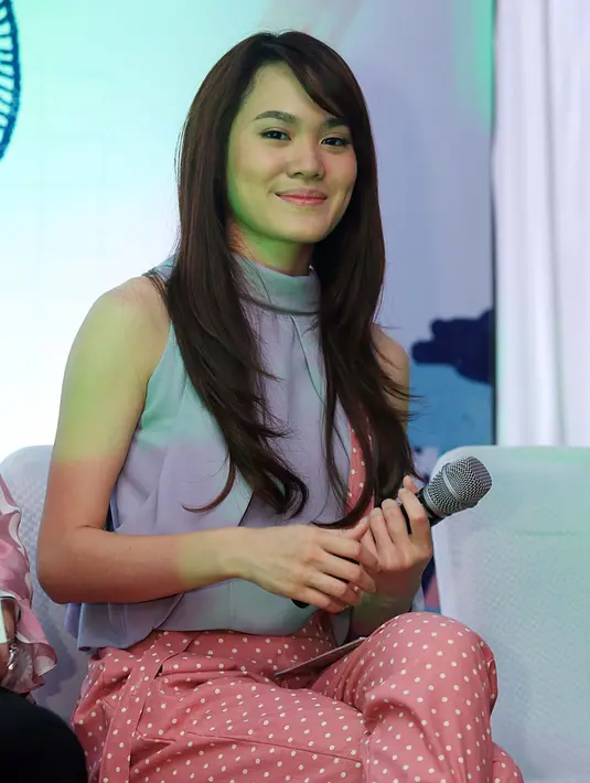 Tak ada lagu yang berunsur jatuh cinta, Sheryl yang disebut tak mengalami cinta dua tahun ini justru menampiknya. Ia mengatakan, kalau dirinya sedang jatuh cinta jadi sulit berkarya. Sebaliknya, jika sedang patah hati, baru bisa.(Deki Prayoga/Bintang.com)