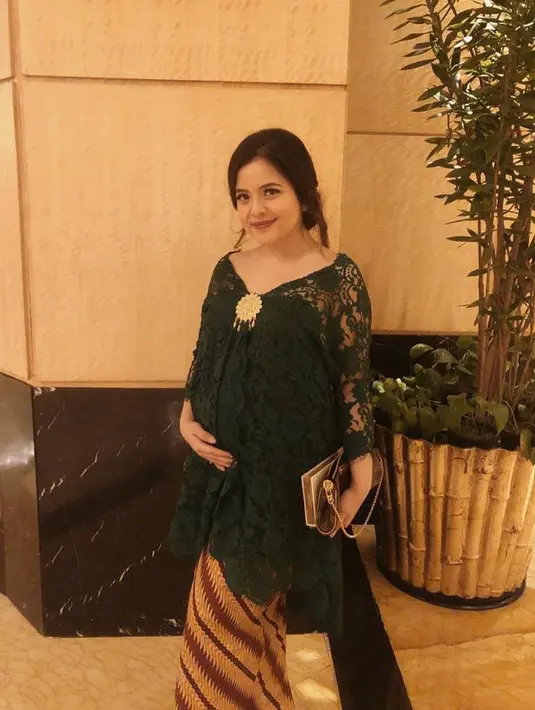 Tasya Kamila tampil dengaj kebaya lace dengan inner, ia memadukannya dengan bros emas dan kain batik sebagai bawahan.  (@tasyakamila)