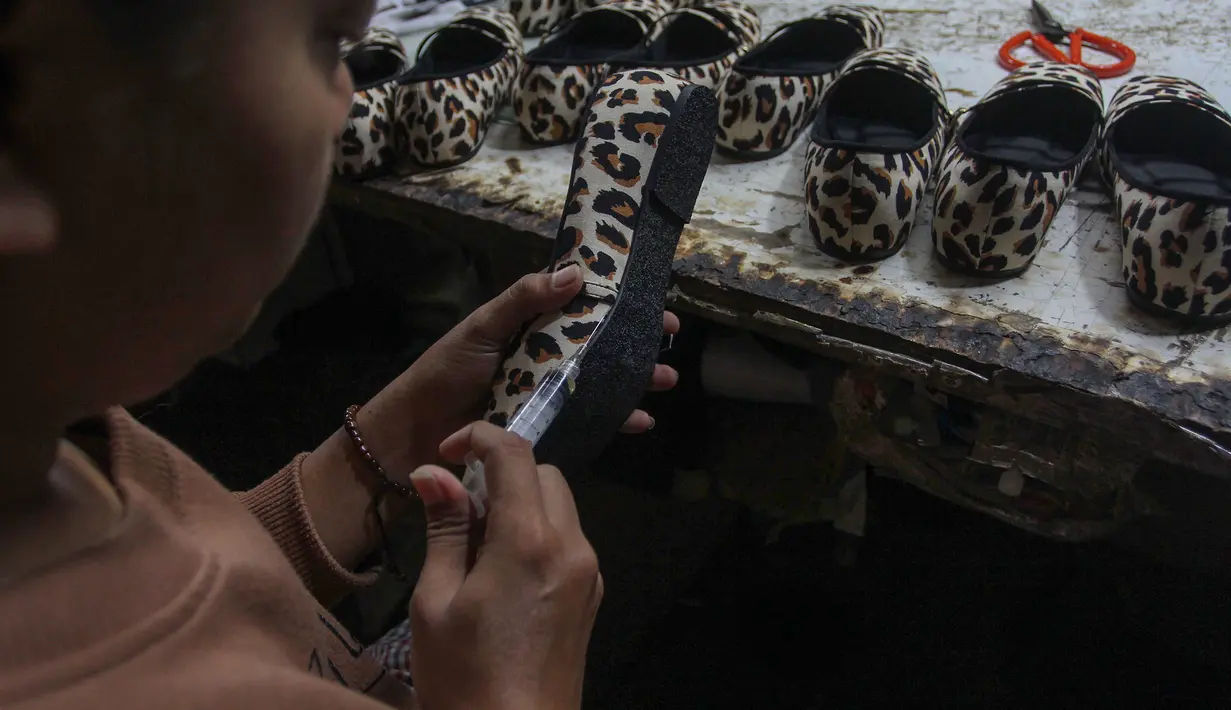Untuk diketahui, sebagai langkah untuk memperkuat sektor riil, pemerintah menargetkan penyaluran Kredit Usaha Rakyat (KUR) bagi 2,3 juta pelaku Usaha Mikro, Kecil, dan Menengah (UMKM). Tampak dalam foto, pekerja saat menyelesaikan pembuatan sandal wanita di pabrik rumahan Pesan Sepatu Indonesia, Setu, Tangerang Selatan, Banten, Jumat (7/11/2025). (merdeka.com/Arie Basuki)