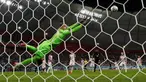Kiper Kroasia Dominik Livakovic melakukan penyelamatan saat melawan Kanada pada pertandingan sepak bola Grup F Piala Dunia 2022 di Stadion Internasional Khalifa, Al Rayyan, Qatar, 27 November 2022. Kroasia mengalahkan Kanada dengan skor 4-1. (Nathan Denette/The Canadian Press via AP)