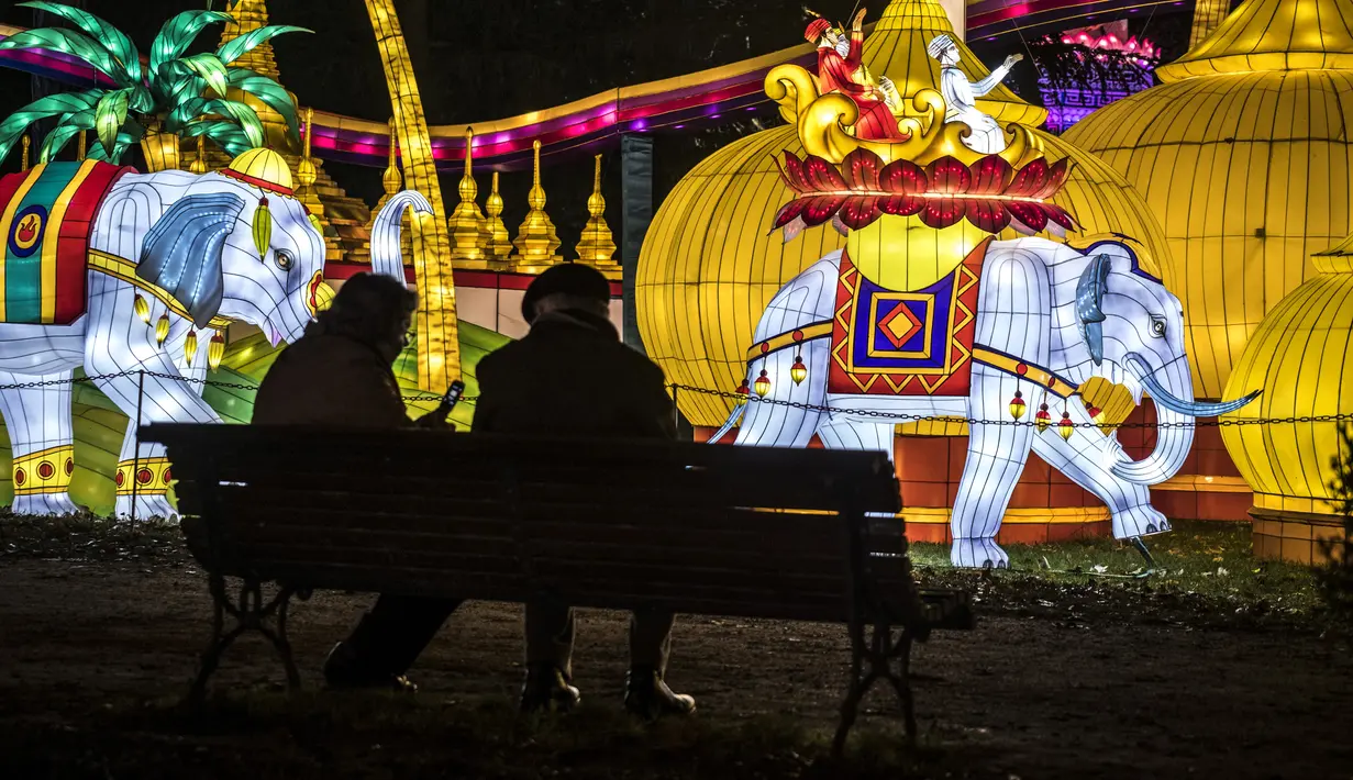 Pengunjung menikmati keindahan lentera raksasa dalam Festival Lentera Gaillac di Taman Foucaud, Gaillac, Prancis, Rabu (12/12). Festival ini juga menandai berakhirnya perayaan untuk periode Tahun Baru China. (ERIC CABANIS/AFP)