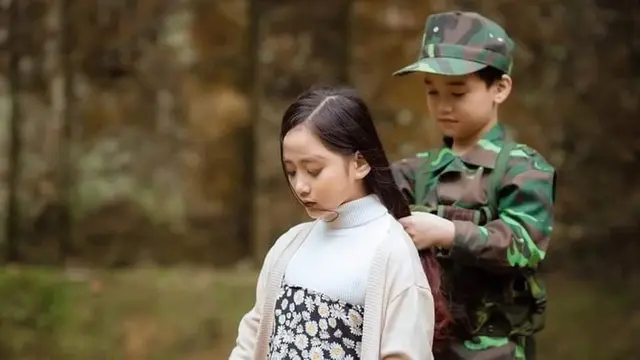 Potret gemas Khanh Linh dan Cao Huu Nhat menirukan adegan dari ‘Crash Landing On You’