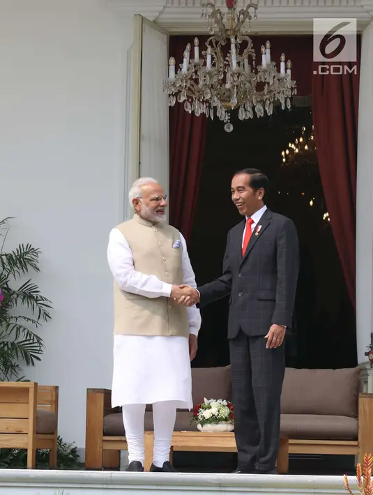 Presiden Joko Widodo bersalaman dengan PM India, Narendra Modi di Istana Merdeka, Jakarta, Rabu (30/5). Pertemuan tersebut membahas kerja sama pertahanan, di antaranya terkait dengan meriam air buatan Pindad dan Tata Motors. (Liputan6.com/Angga Yuniar)