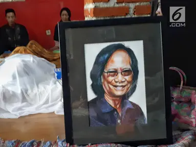 Foto gitaris dan vokalis band Koes Plus, Yon Koeswoyo, saat disemayamkan di rumah duka kawasan Pamulang, Tangerang Selatan, Jumat (5/1). Yon Koeswoyo meninggal dunia pagi ini di usia 77 tahun setelah mengidap sejumlah penyakit. (Liputan6.com/Fery Pradolo)