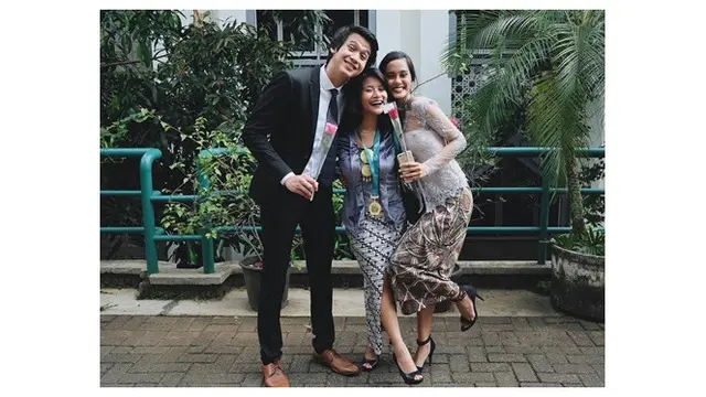 5 Gaya Adira Kania Anak Ikke Nurjanah Pakai Kebaya, Anggunnya Warisan Mama