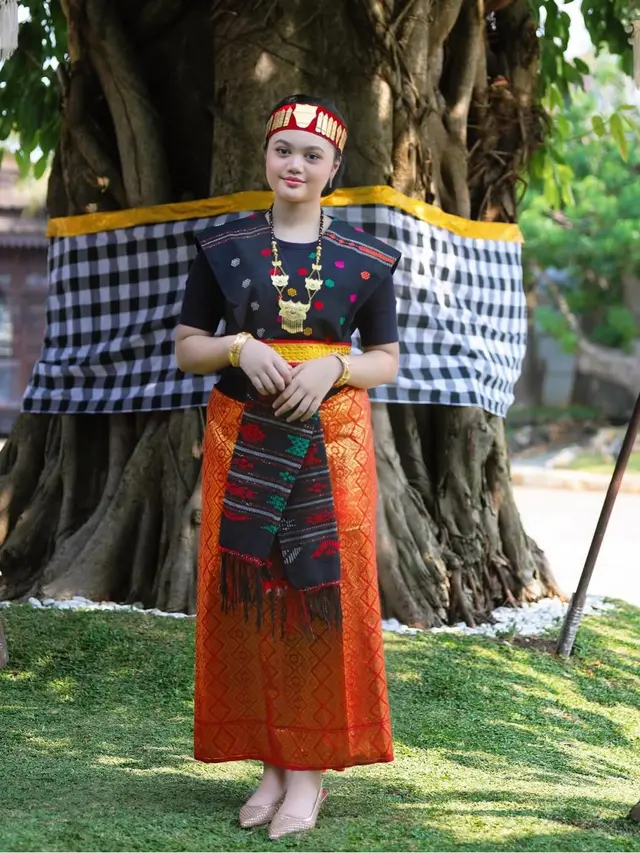 Pesona Amora Lemos Putri Krisdayanti Dibalut Kain Ulos Batak. [@amora_lemos05]