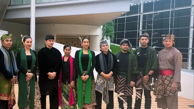 Penampilan Ariel Tatum dan Happy Salma saat menari di Jepang.