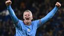 Selebrasi striker Manchester City, Erling Haaland di akhir laga menghadapi Chelsea pada laga Liga Inggris 2022/2023 di Stamford Bridge, London (5/1/2023). Erling Haaland baru saja membawa Manchester City meraih Treble Winners pada musim 2022/2023. Di Liga Inggris ia total mencetak 36 gol dan menjadi total gol terbanyak dari seluruh liga di Eropa. Meski tanggal pasti penganugerahan Sepatu Emas Eropa tahun 2023 belum ditentukan, namun dipastikan Erling Haaland yang akan menyandangnya. (AFP/Glyn Kirk)