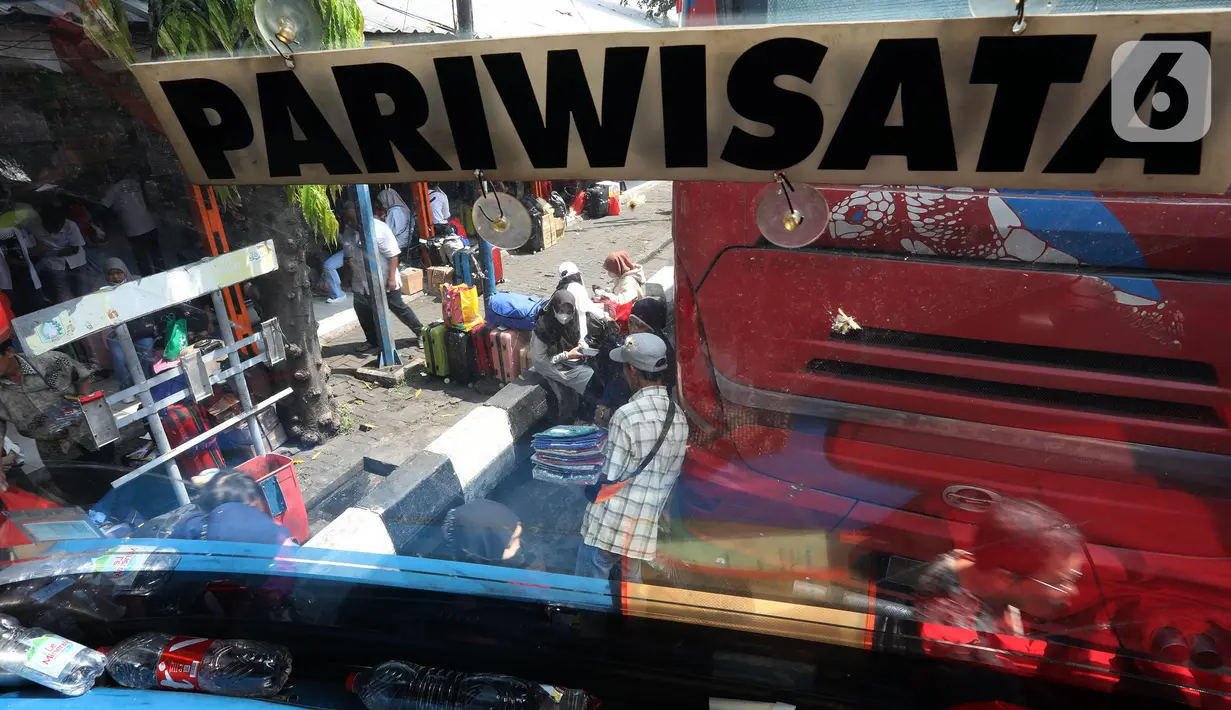 Pada Senin kemarin, terakumulasi jumlah pemudik yang berangkat dari Terminal Kalideres mencapai 4.500 orang. (Liputan6.com/Johan Tallo)
