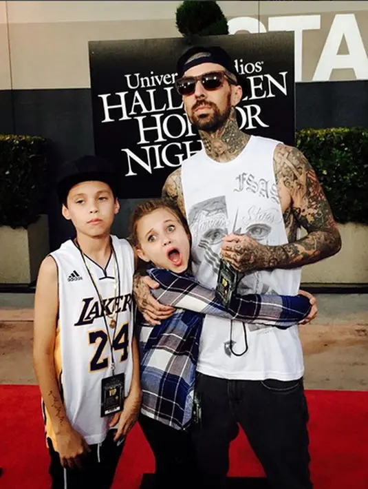 Travis Barker (drummer band Blink 182) bersama Alabama dan Landon. (via instagram/@travisbarker)