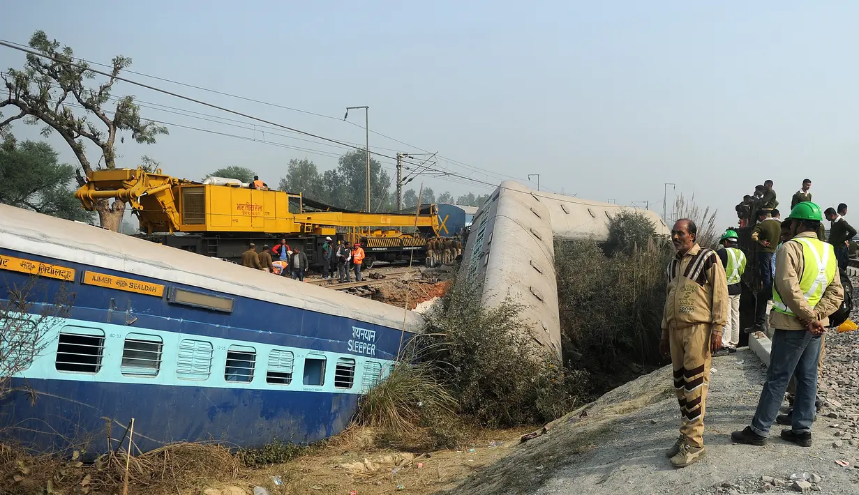 Menurut polisi, peristiwa tergelincirnya kereta di Kanpur merupakan kecelakaan ke tiga dalam beberapa minggu terakhir, India utara, Rabu (28/12). (AFP PHOTO / SANJAY Kanojia)