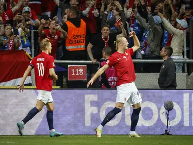 Penyerang Norwegia, Erling Haaland (kanan) berselebrasi usai mencetak gol ke gawang Swedia pada pertandingan kedua Grup B4 UEFA Nations League di Stadion Friends Arena, Stockholm, Senin (6/6/2022). Haaland mencetak dua gol dan mengantar Norwegia menang atas Swedia 2-1. (Christine Olsson/TT News Agency via AP )