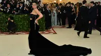 Kylie Jenner tak mengindahkan tema Met Gala 2018 yakni, Catholic Imagination. Namun, Kylie tetap tampil mengagumkan. (ANGELA WEISS / AFP)